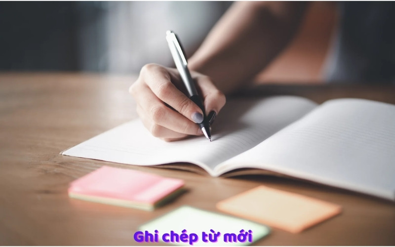 Ghi chép từ vựng vào sổ từ mới để làm giàu vốn từ tiếng Anh